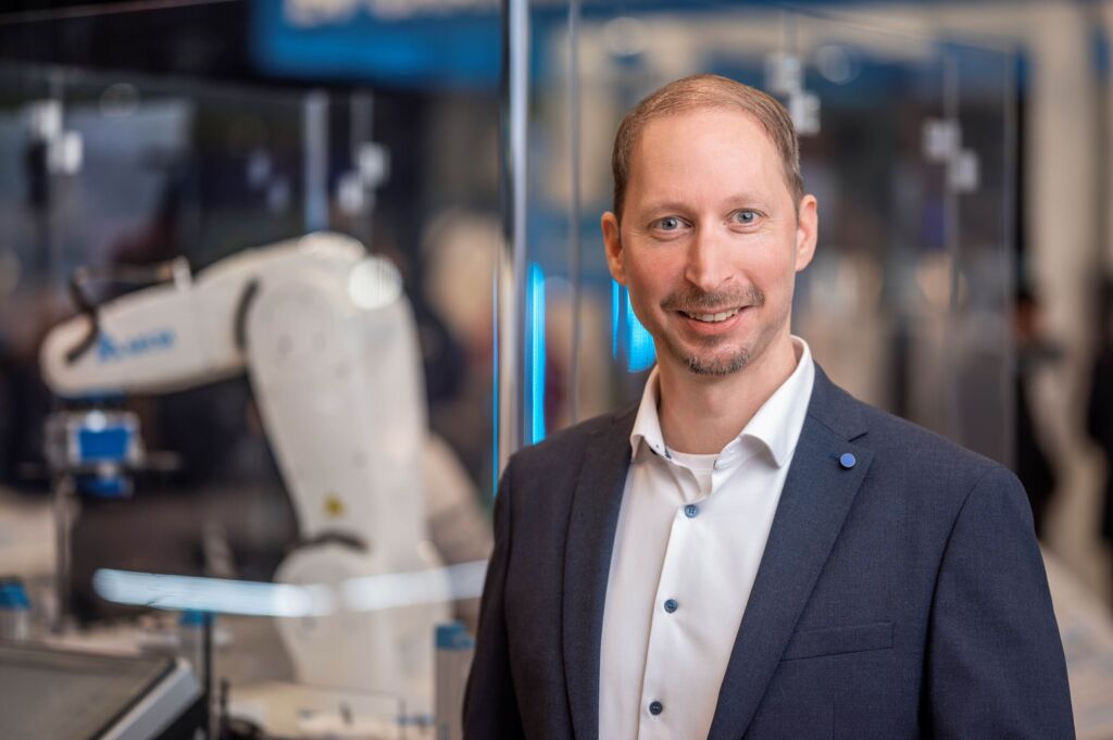 "Der jüngste Ansatz sieht vor, dass
lediglich der
Leistungsteil des
Motion Controller in den Motor integriert wird - die Logik
sitzt außerhalb."
Michael Mayer-Rosa Delta Electronics