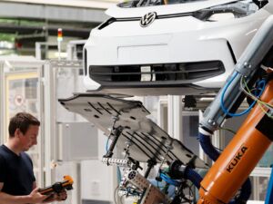 Versuche für automatisiertes Handling mit anschließender Montage einer Unterbodenverkleidung am Fraunhofer IWU (mit Projektleiter M.Eng. Marcel Lorenz)