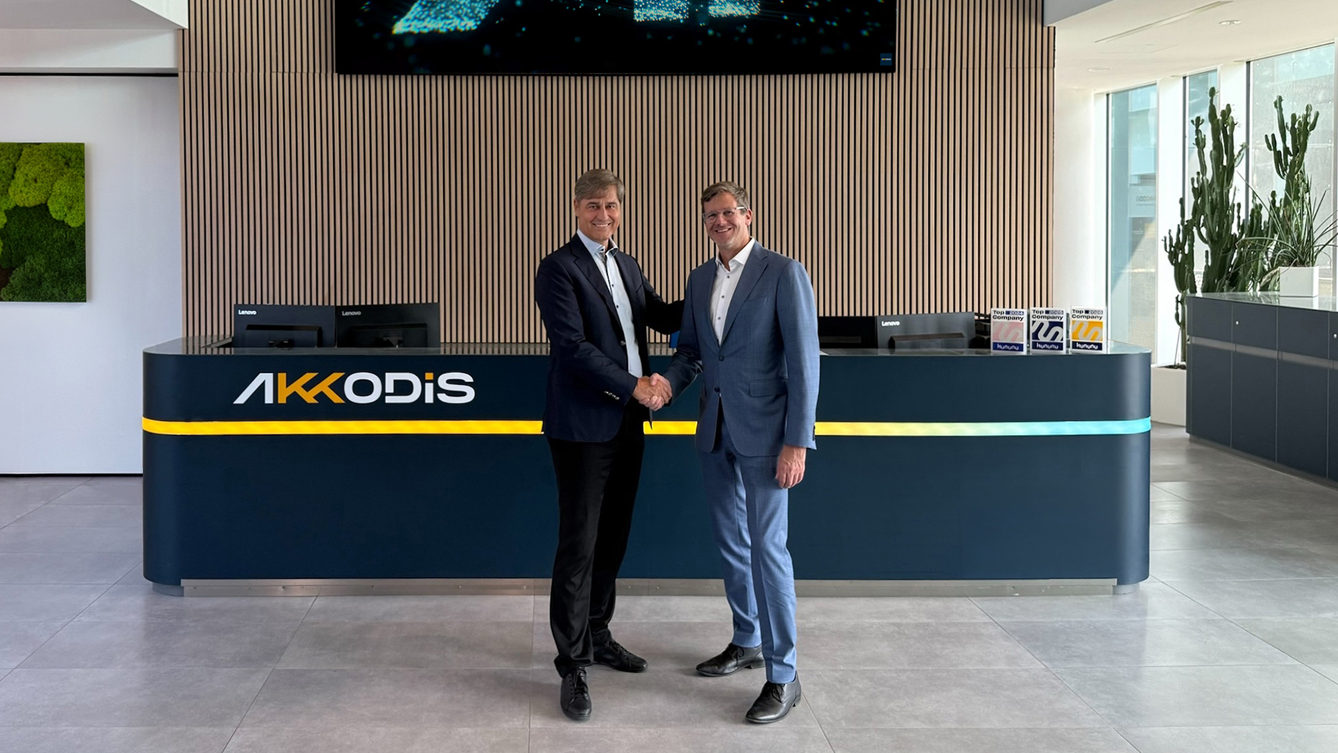 Thomas Klukas (links) und Giles Guidicelli (rechts) im Rahmen des Führungsübergangs