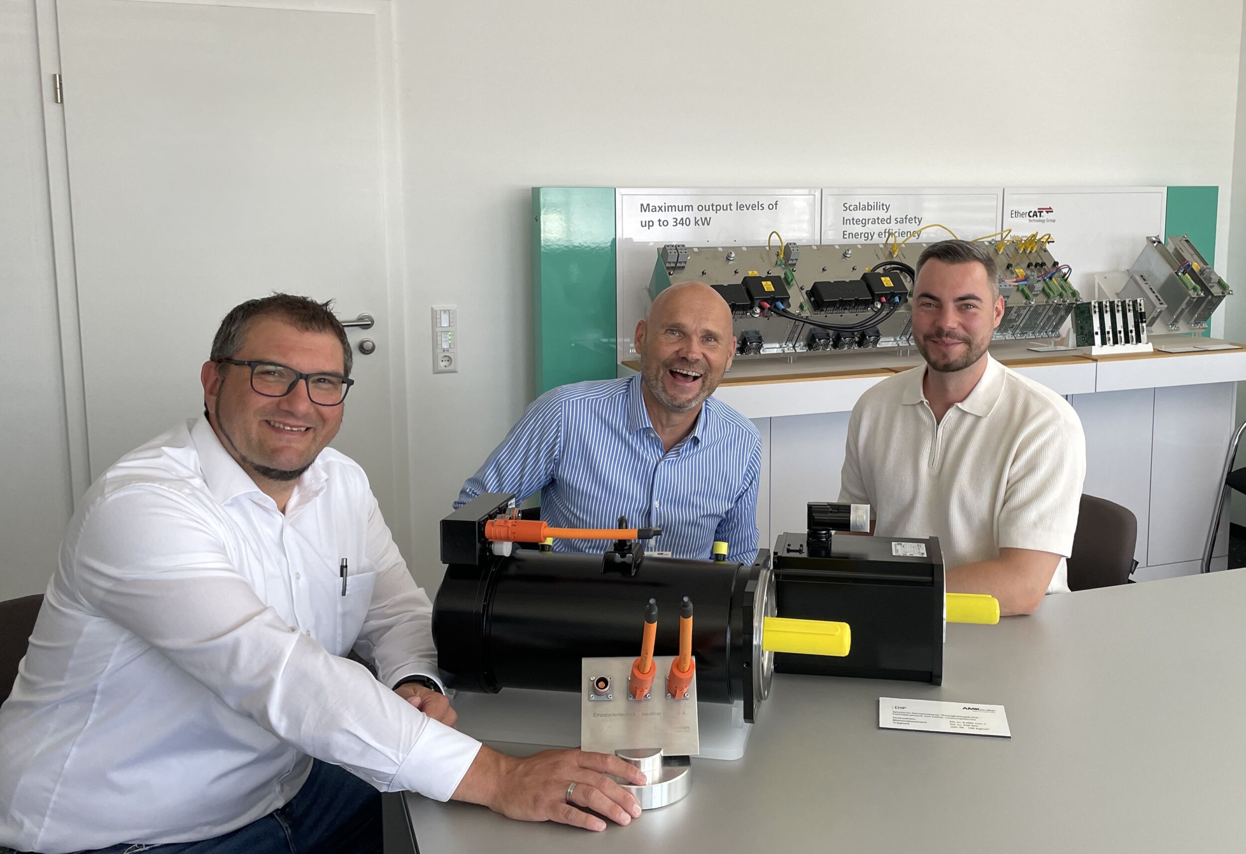 Marc Scheer (links), Key-Account-Manager, und Benjamin Abdic (rechts), Produktmanager, stellten Frank Nolte bei seinem Besuch bei AMK Motion in Kirchheim unter Teck den DIP-Motor mit seiner innovativen Anschlusstechnik vor.