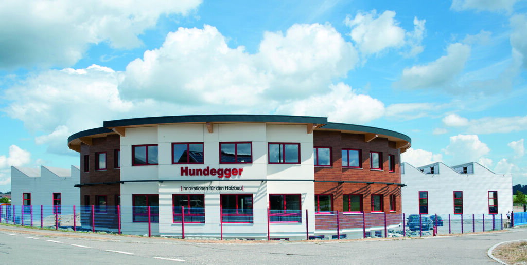 Am Hauptsitz von Hans Hundegger arbeiten rund 600 Beschäftigte. Die Zutrittsverwaltung erfolgt über das Interflex-System IF-6040.