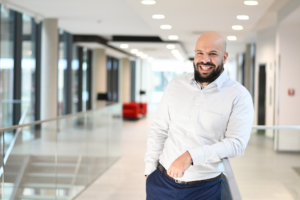 "Die Dark Factory ist ein wichtiger Baustein für höhere Produktivität, gleichbleibende Qualität, mehr Resilienz und die Bewältigung des Fachkräftemangels." Amir Dehnavi Mitsubishi Electric Europe