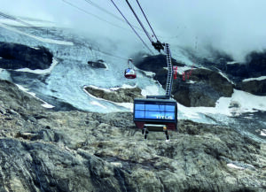 Die Seilbahnen Connect (rechts) und Rotair stellen zusammen die ganzjährige Erreichbarkeit der Bergstation Titlis sicher.