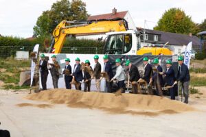 (von links): Wolfgang Dahler (MdB), Bürgermeister Dietmar Holstein, Berat Gürbüz (MdL), Martin Gerster (MdB), Petra Engstler-Karrasch (IHK), Landrat Mario Glaser, Geschäftsführer Christoph Schlegel, Axel Munz (Architekt), Geschäftsführer Eberhard Schlegel, Geschäftsführer Wolfgang Weber, Dietmar Schmid (Schlegel), Albert Wagenleitner (Schlegel) und Christoph Fritschle (Bauunternehmen)