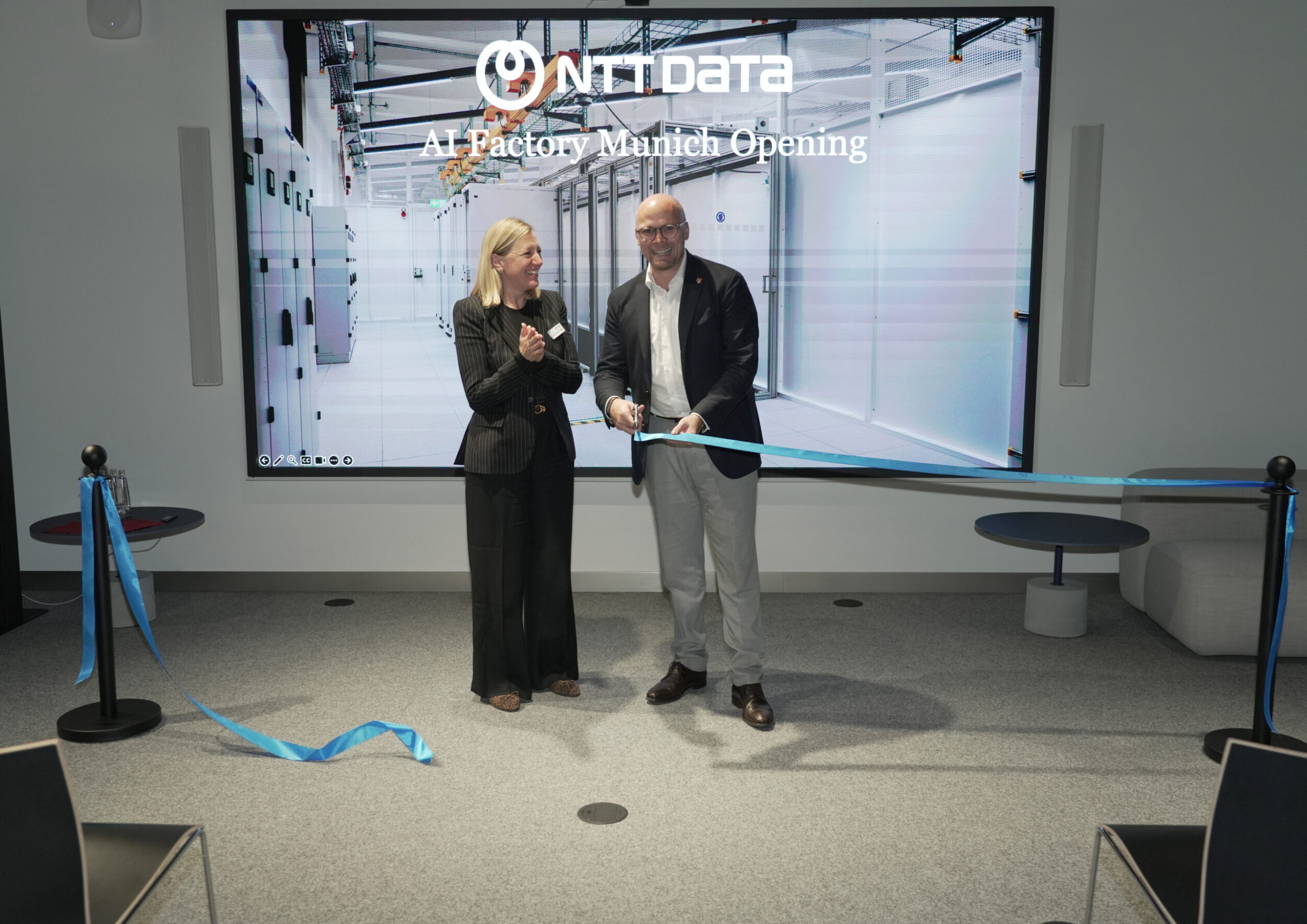 Bayerns Digitalminister Dr. Fabian Mehring eröffnet gemeinsam mit Anne-Sophie Lotgering von NTT Data die neue NTT Data AI Factory Munich.