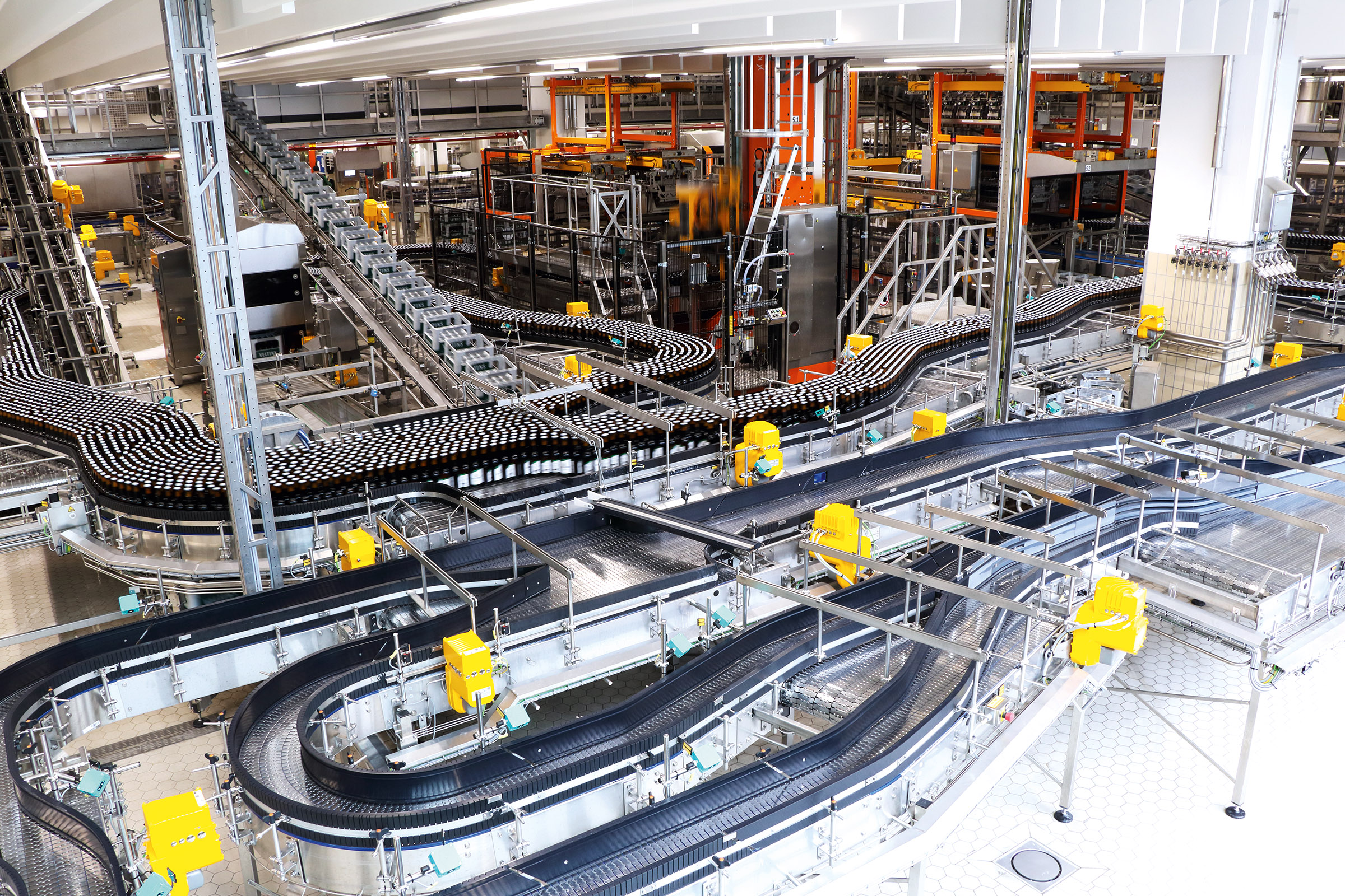 In der Anlage 5 von Veltins, die pro Stunde 80.000 Flaschen abfüllt, arbeiten rund 600 Antriebe, davon ca. 360 dezentrale Movigear Performance von SEW-Eurodrive.