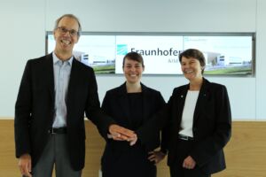Claudia Eckert (rechts) ist zum 30. September als geschäftsführende Institutsleiterin ausgeschieden, Georg Sigl übernimmt ihre Position und Franziska Boenisch wird Institutsleiterin.