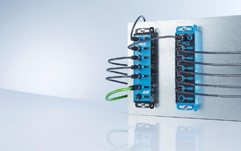 Der SIG100 (r.) erlaubt es, bis zu zwölf Standard I/Os in einen IO-Link Datenstream zu bündeln und diesen über das SIG200 (l.) in höhere Automatisierungsebenen einzubinden.
