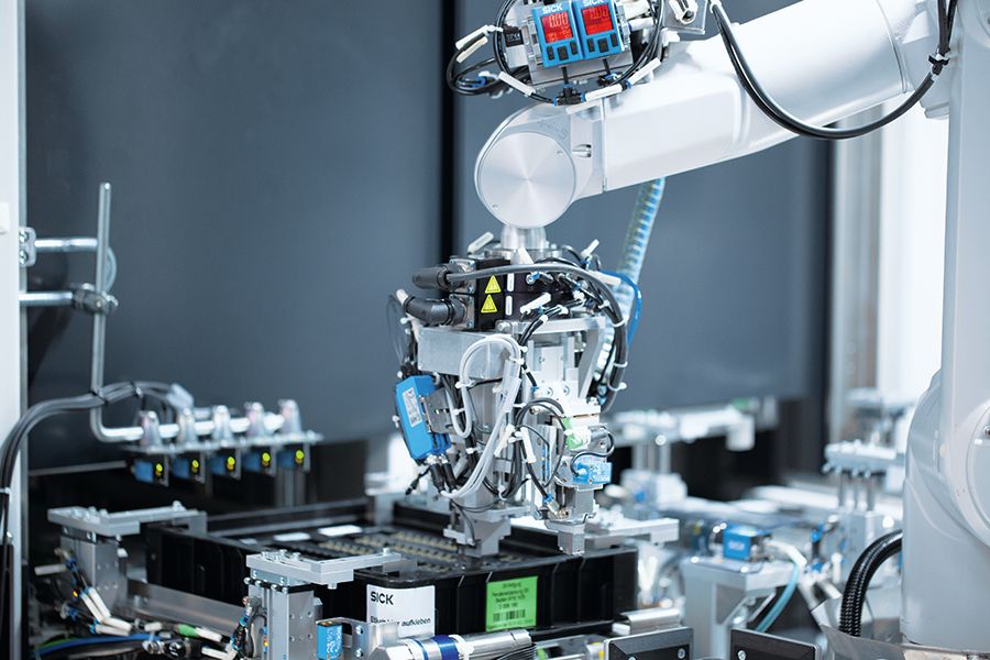Damit der Roboter schnell und sicher zugreifen kann, erhält er über Load Mapping eine Information, an welcher Stelle im Tray eine E-Karte zur Entnahme vorhanden ist.