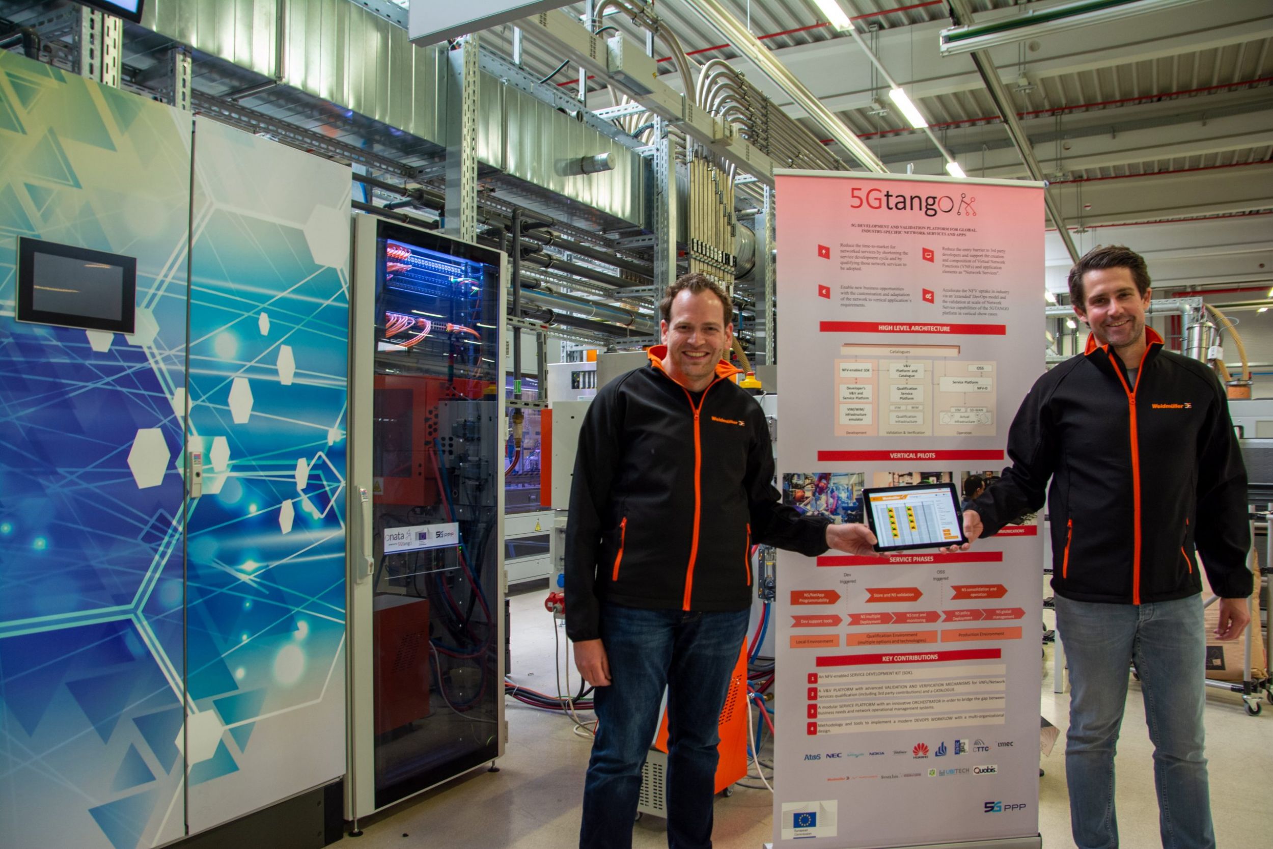 Daniel Behnke (l.) und Dr. Patrick-Benjamin Bök (r.) zeigen im IoT-Testbed bei Weidmüller die Ergebnisse des Projekts 5G-Tango.