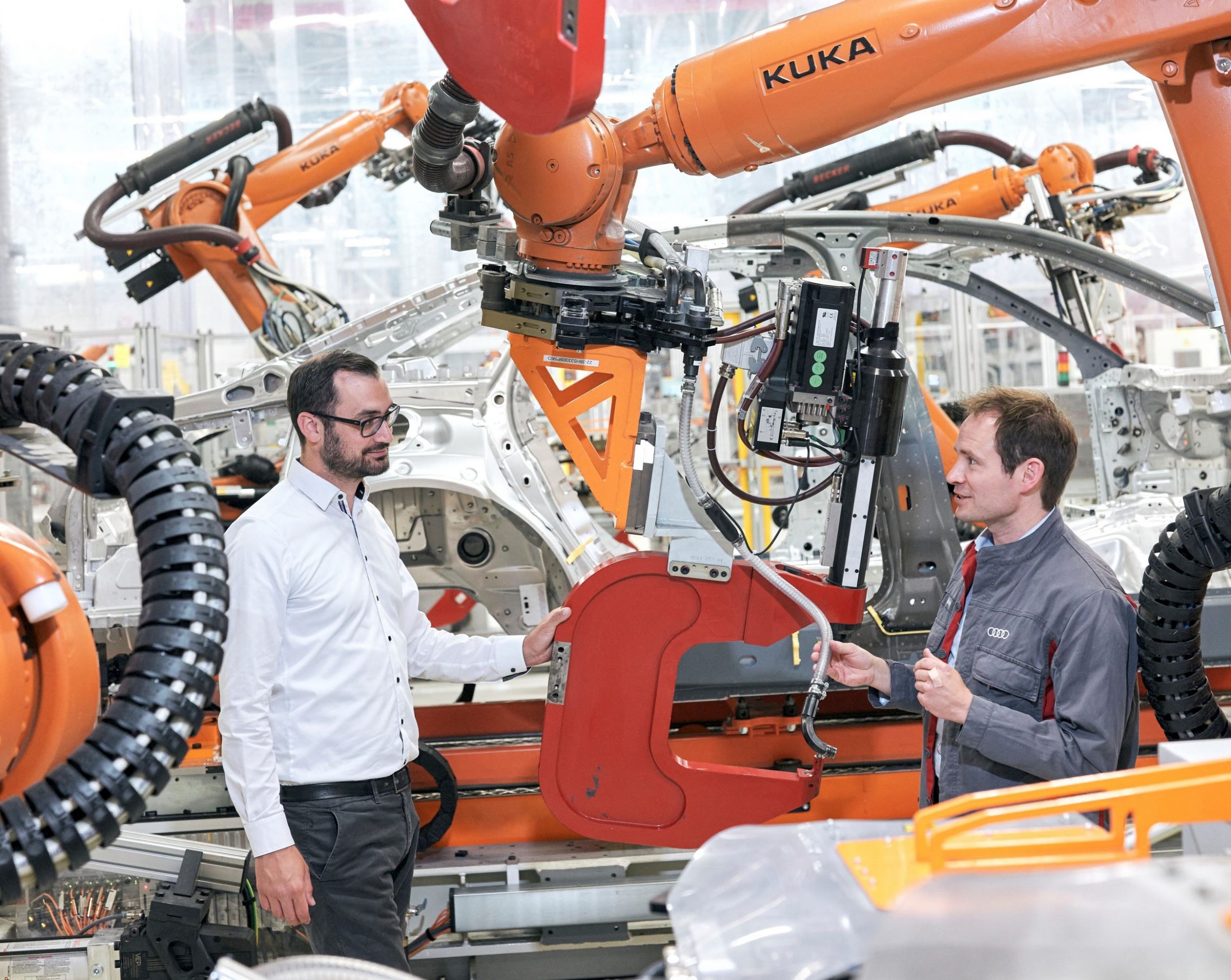 Blick in die Zukunft: Mathias Mayer (l.) und Andreas Rieker (r.) haben „Predictive Maintenance“ entwickelt und können damit Verschleiß schon vor dem Auftreten in Produktionsanlagen vorhersehen