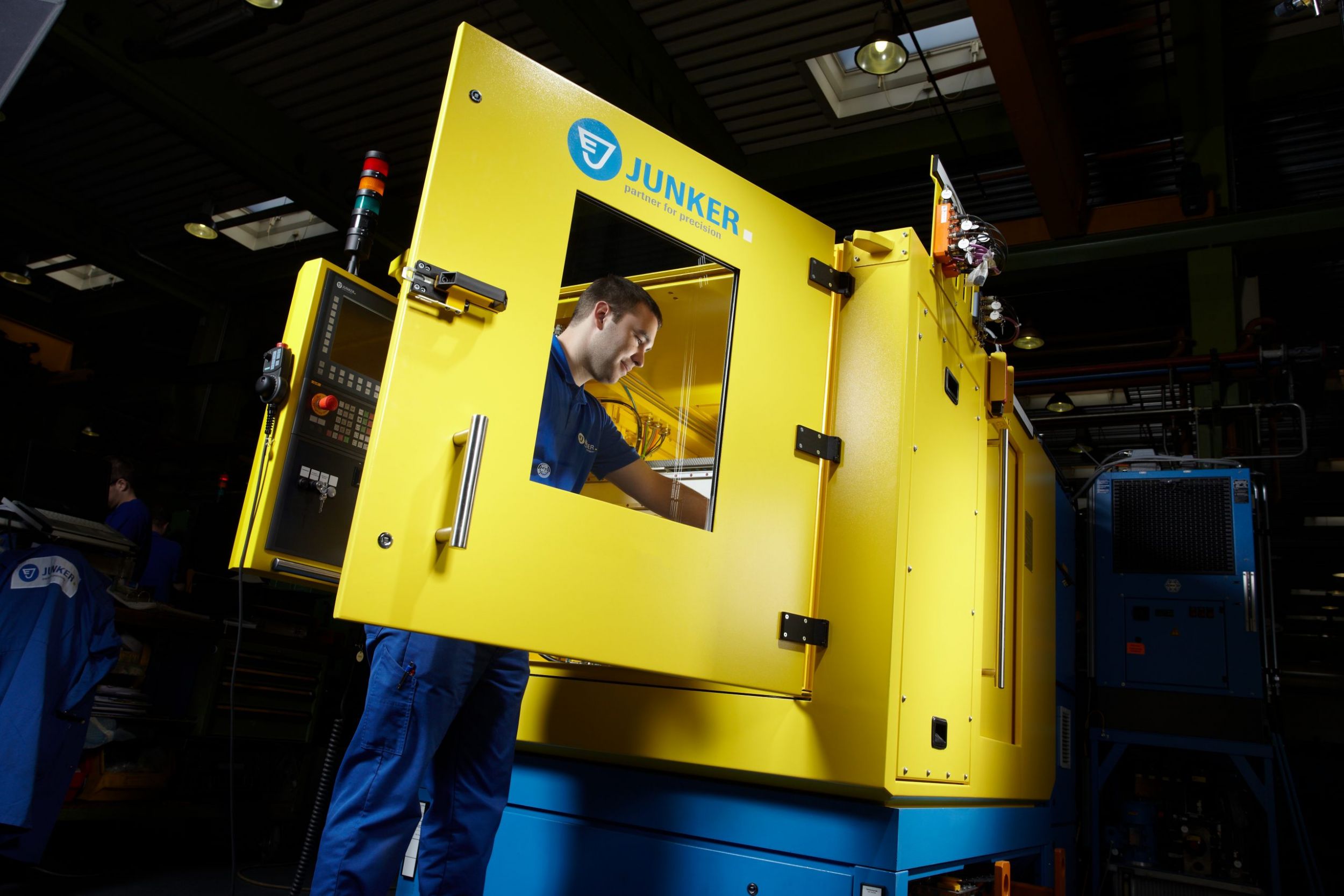 Renault Portugal setzt auf den Retrofit-Service von Junker und gestaltet die Gebrauchtmaschinen so wieder neuwertig.