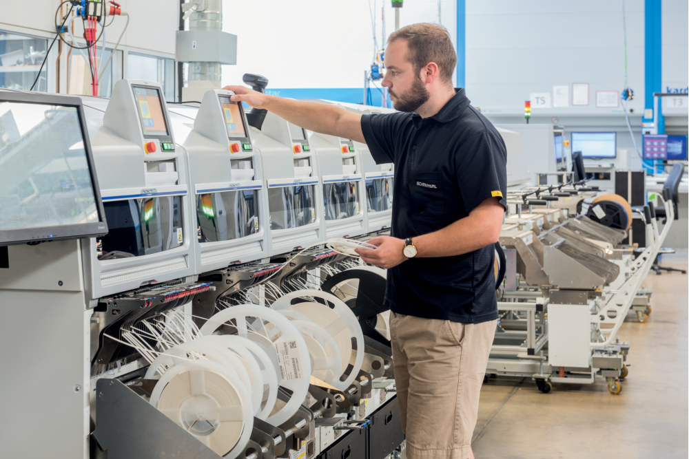 Auf der SMD-Linie in Wettenberg werden jetzt Leiterplatten für die Bluetooth-Module von aconno bestückt.