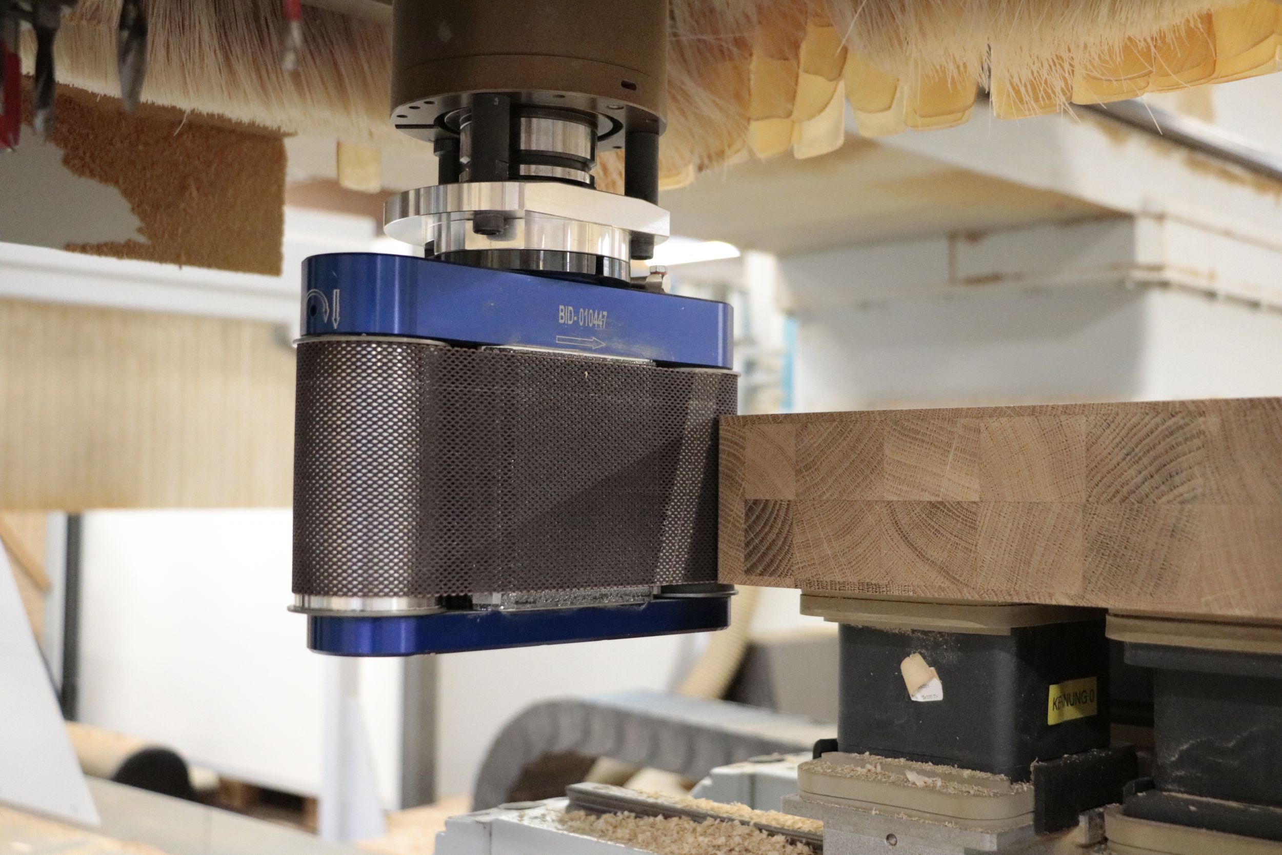 CNC-Bandschleifaggregat spart Handarbeit