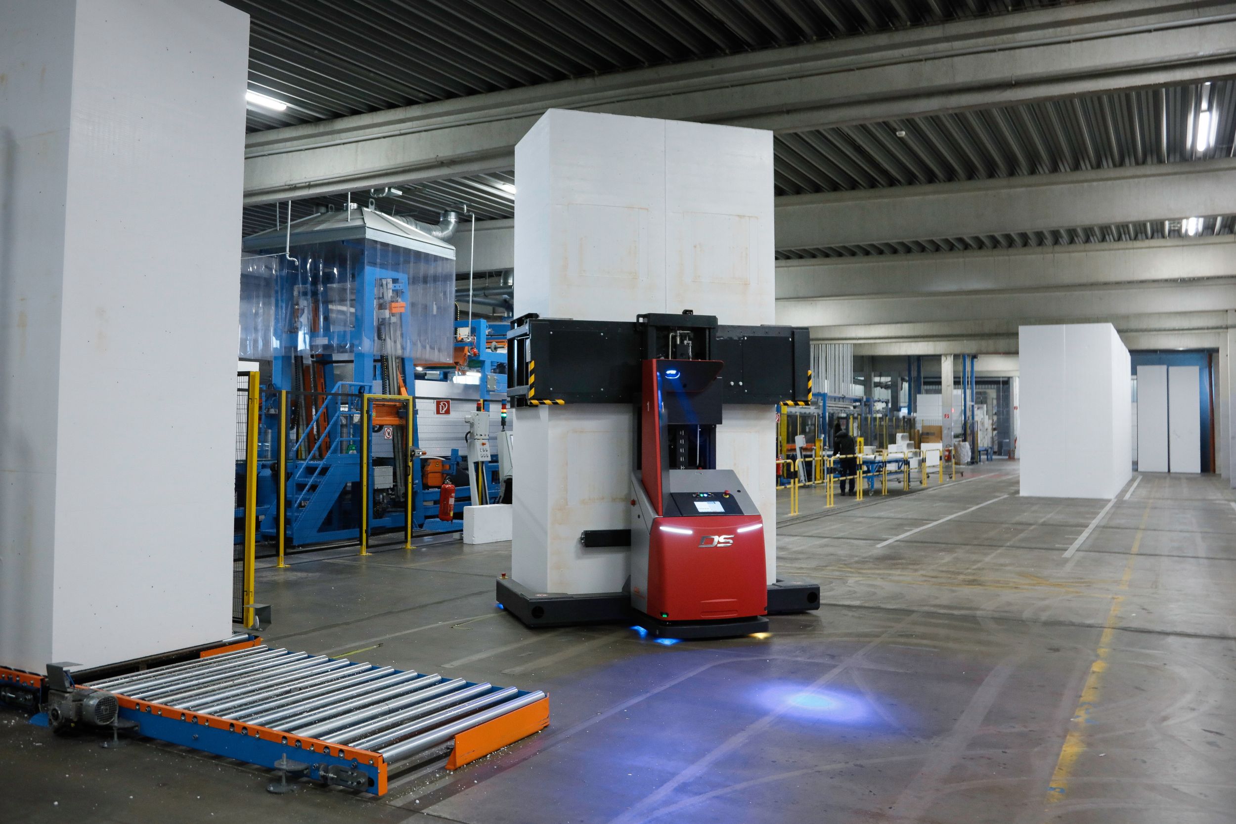 Im Austrotherm-Produktionswerk Pinkafeld transportiert ein fahrerloses Transportsystem von DS Automotion rund um die Uhr Polystyrol-Hartschaum-Blöcke mit 4080mm Höhe, 1040mm Länge und max. 1.290mm Breite.
