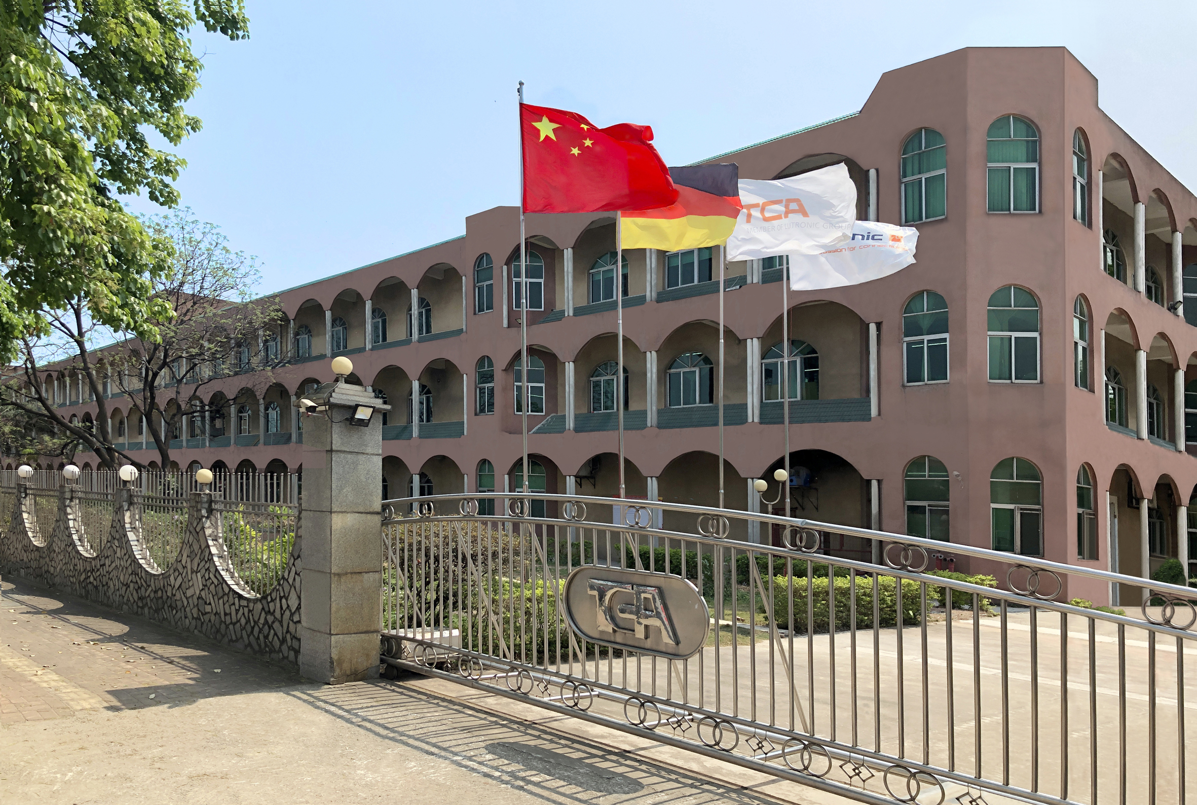 Lutronic kauft chinesischen Steckverbinderhersteller
