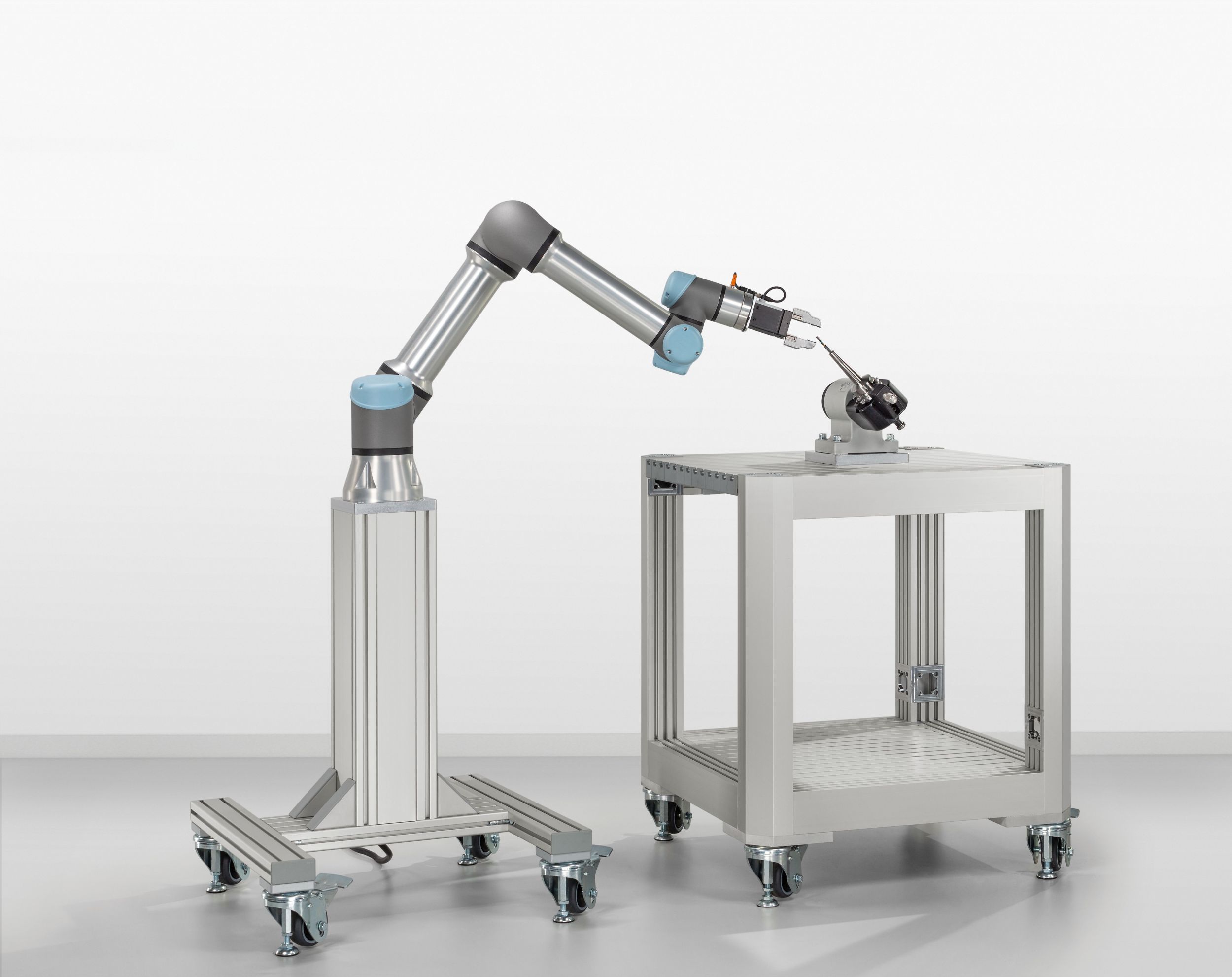 Montageplatten zur Befestigung von Cobots an Profilen und Rahmen