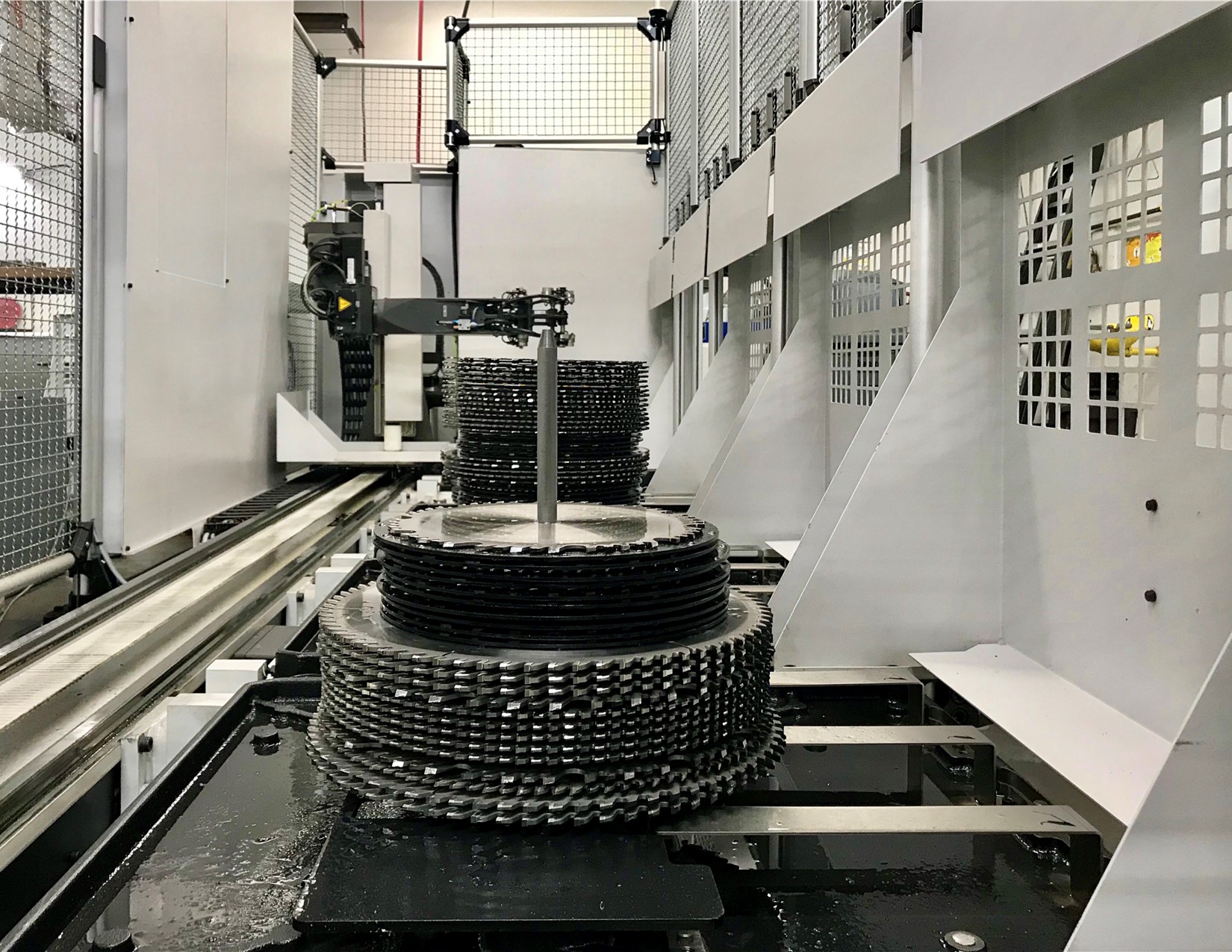 Schleifmaschine mit integriertem Robotersystem