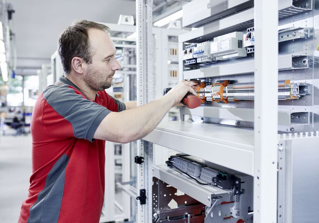 Bild 3 | Montage der Klemmleiste im Schaltschrank