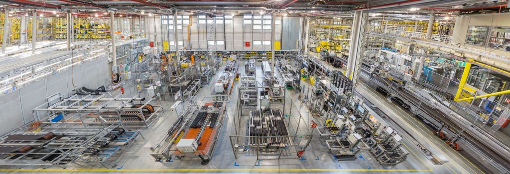 Im 3.800m³ großen Igus-Testlabor werden alle Chainflex- Leitungen in Dauertests geprüft.