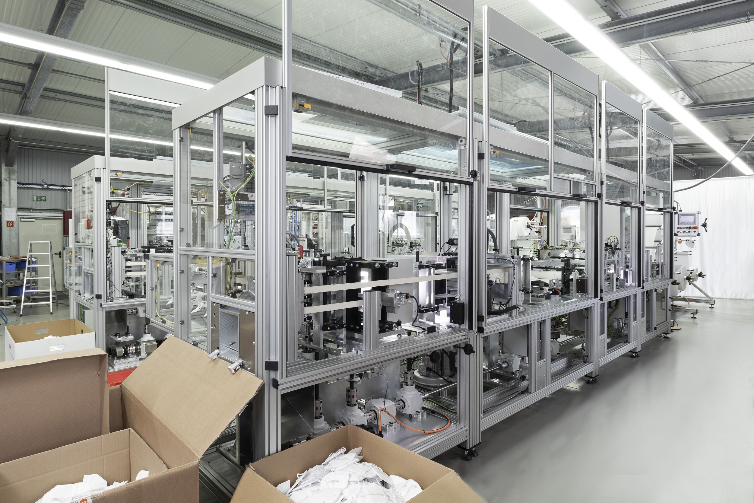 Montageanlage aus Deutschland für die vollautomatische Produktion von FFP2- bzw. KN95-Kopfbandmasken.
