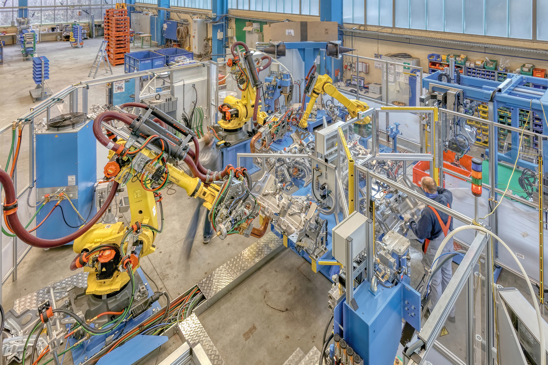 Sonderschweißanlage mit Drehtisch und Robotern