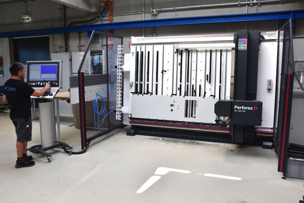 Mit der Anschaffung des CNC-Blechbearbeitungszentrums Perforex BC 1007 HS von Rittal setzte 3CON einen wesentlichen Schritt zur Erhöhung der Produktionseffizienz.