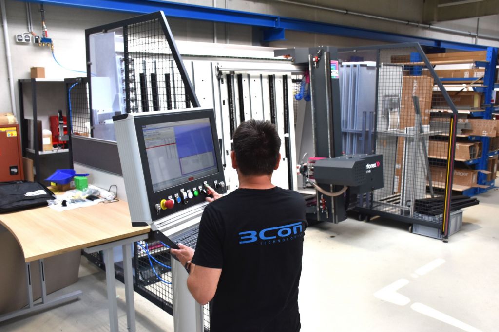 Auf Basis des digitalen Zwillings des Schaltschranks in der 3D-Schaltschrank-Konstruktionssoftware Eplan Pro Panel versieht der Bohr- und Fräsautomat die Montageplatten, Gehäuseteile und Türen der Schaltschränke vollautomatisch mit den benötigten Bohrungen, Gewinden, Ausschnitten und Gravuren.