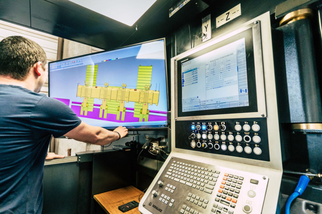 Datenvisualisierung direkt an der Maschine: Blick in den Coscom InfoPoint VM an einer CNC-Fräsständermaschine
