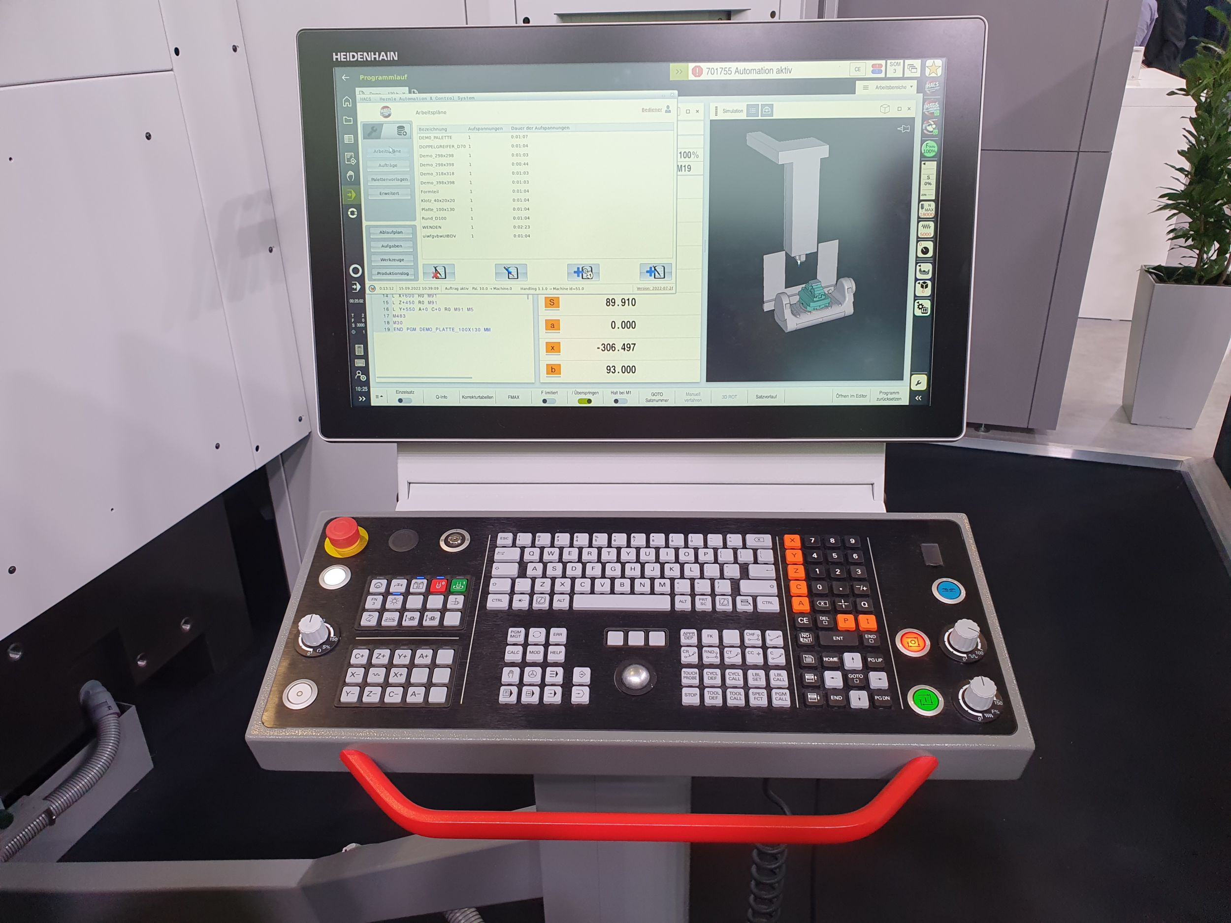 Bedienpult mit 24″-Touch-Monitor