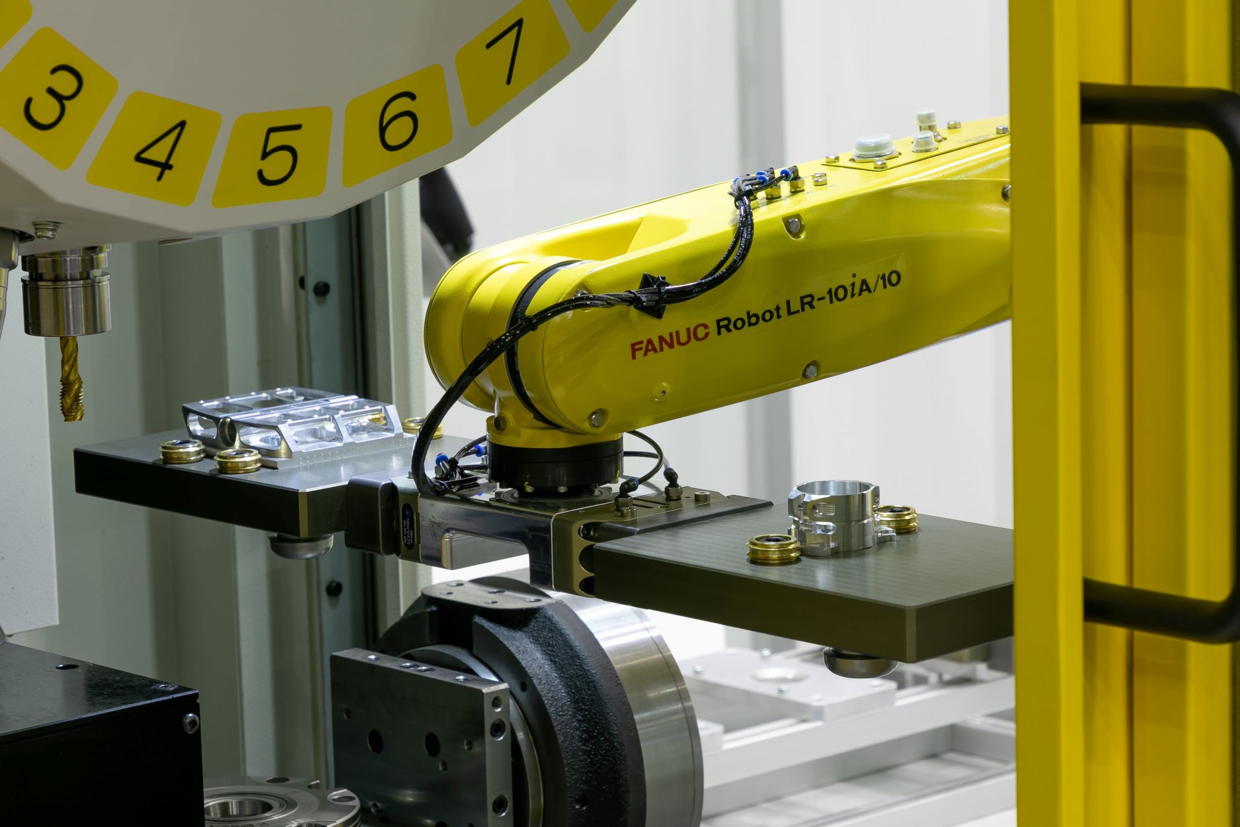 Einfache Verbindung von Roboter und CNC-Maschine