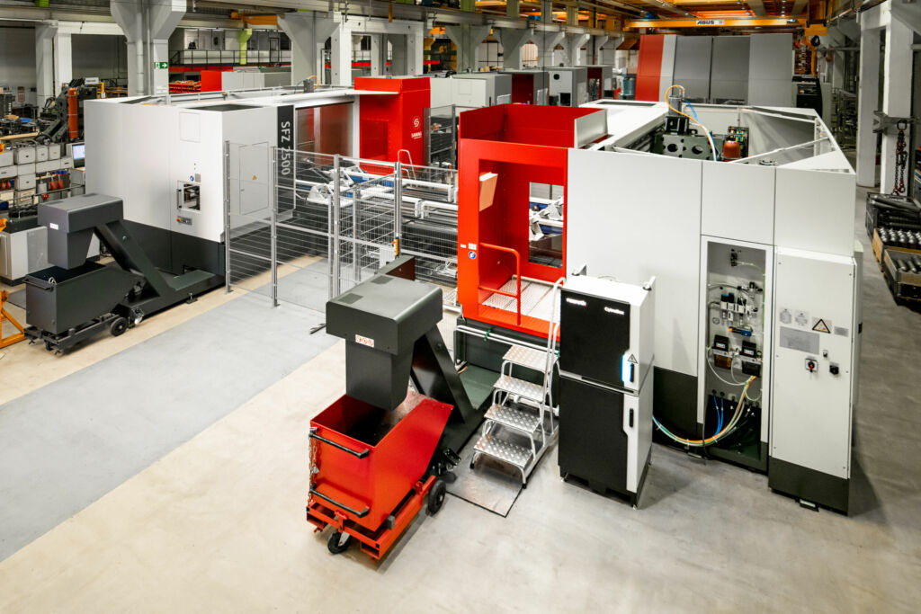 Die neue Anlage von Samag umfasst zwei spiegelgleiche Bearbeitungsstationen SFZ 2500 in Front-zu-Front-Aufstellung, die in einer Gesamtzelle agieren.