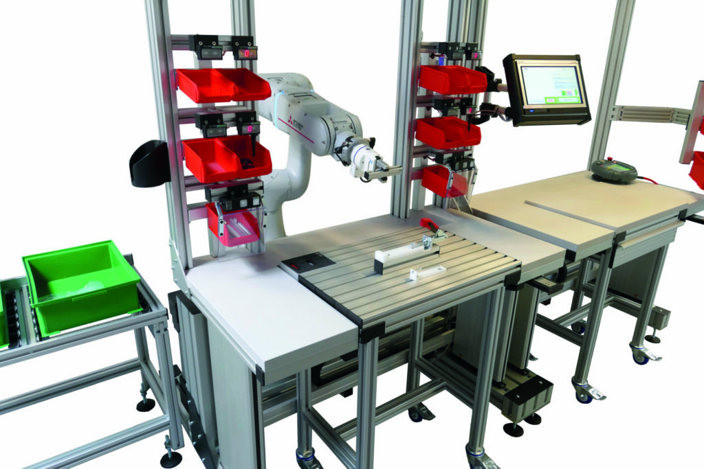 Bei der Montage können die Cobots dem Werker Material anreichen oder fertige Teile an den dafür vorgesehenen Stellen ablegen.