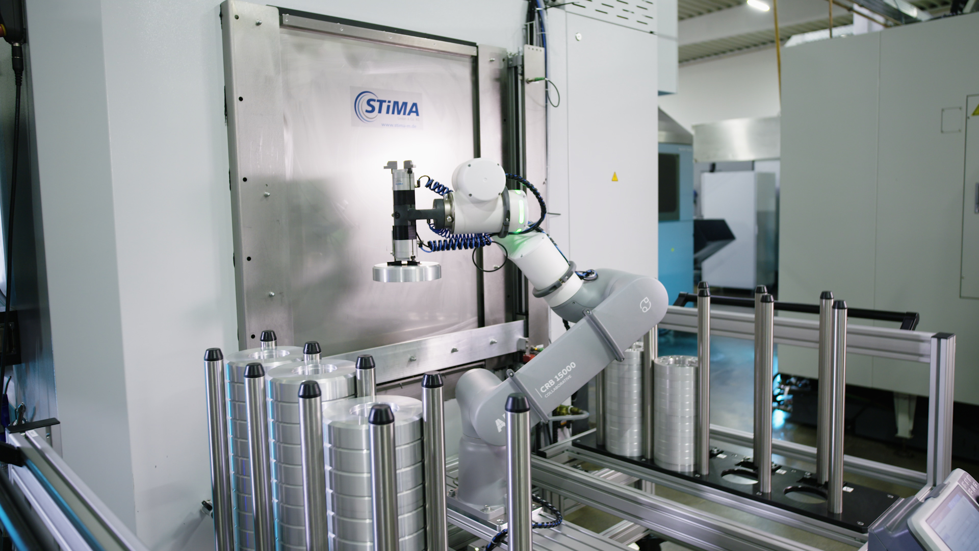 ABB-Cobot belädt CNC-Fräse