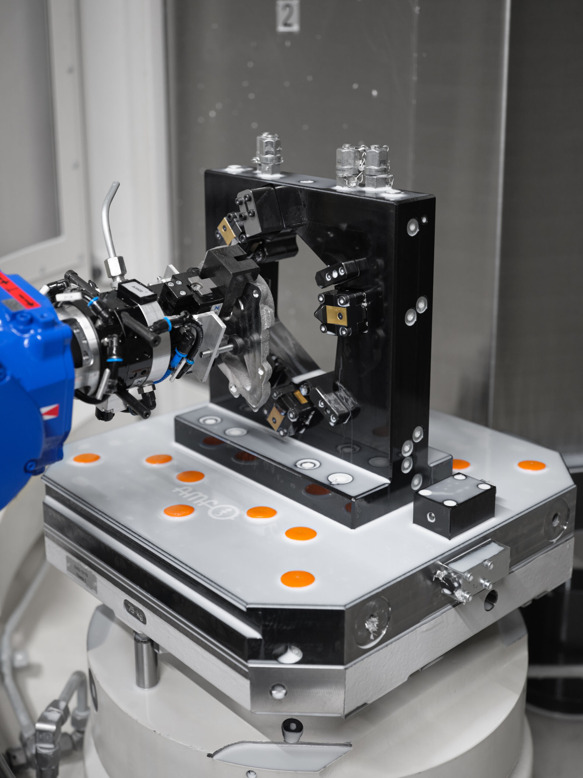 Maschinenbeschickung mit Knickarmroboter