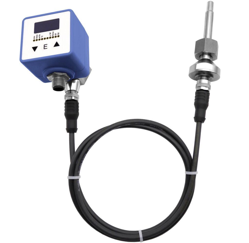 Die neue Auswerteelektronik mit Messf&uuml;hler zur Str&ouml;mungsmessung in fl&uuml;ssigen Medien l&auml;sst sich dezentral und &uuml;ber IO-Link einstellen und ablesen.