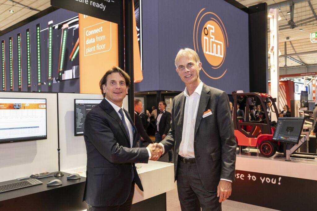 Florian Deter, Geschäftsführer Microsoft Deutschland, unterzeichnet mit Michael Marhofer, CEO IFM, eine Kooperationsvereinbarung auf der Hannover Messe 2024 (vlnr).