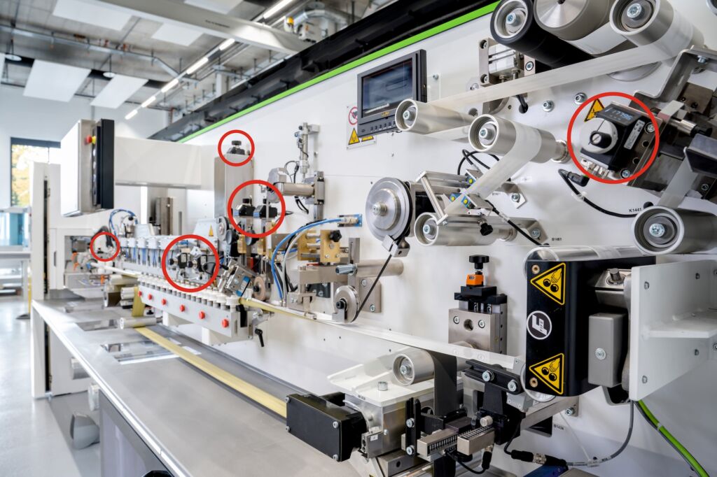 Vom Kunststofflaminat zur fertigen Tube: Der FlexSeamer wird dank überwachter
Formatverstellung von Siko (Markierungen) einfach bedienbar und prozesssicher.