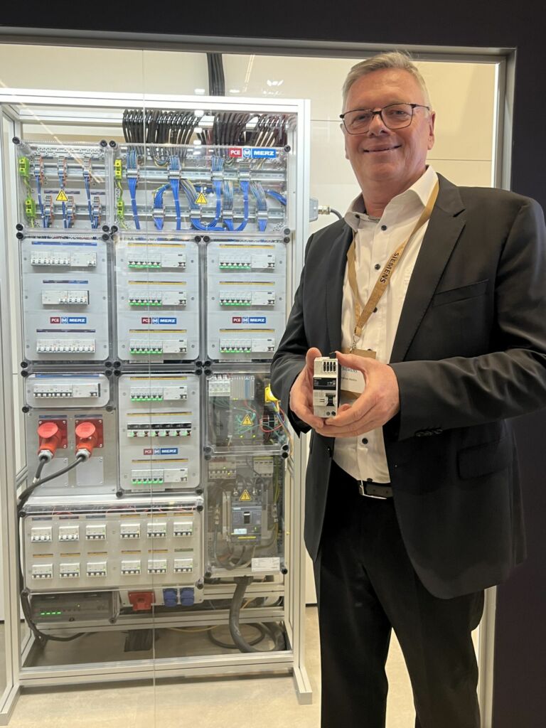 Andreas Matthé präsentiert den Sentron EPCD, der auf der Messe
Light + Building eine Kernkomponente
im Siemens-Messeverteiler war.