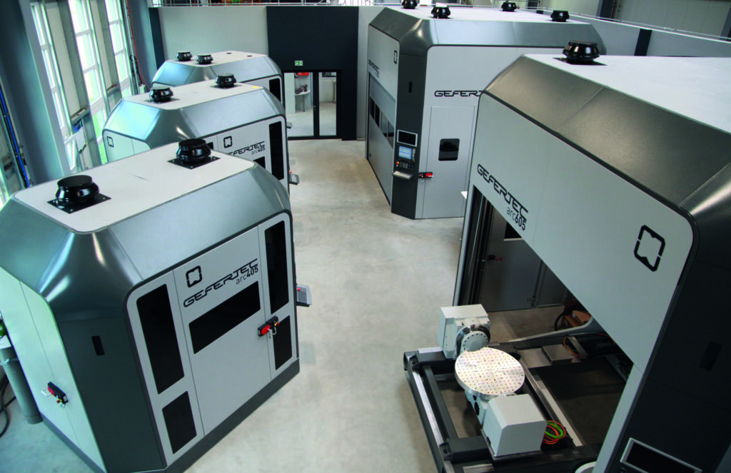 Die Arc-Maschinen von Gefertec verwenden das WAAM-Verfahren für den Metall-3D-Druck. Die mit einem Pyrometer gemessene Temperatur muss auf einen voreingestellten Wert absinken, bevor die nächste Lage aufgeschweißt wird.