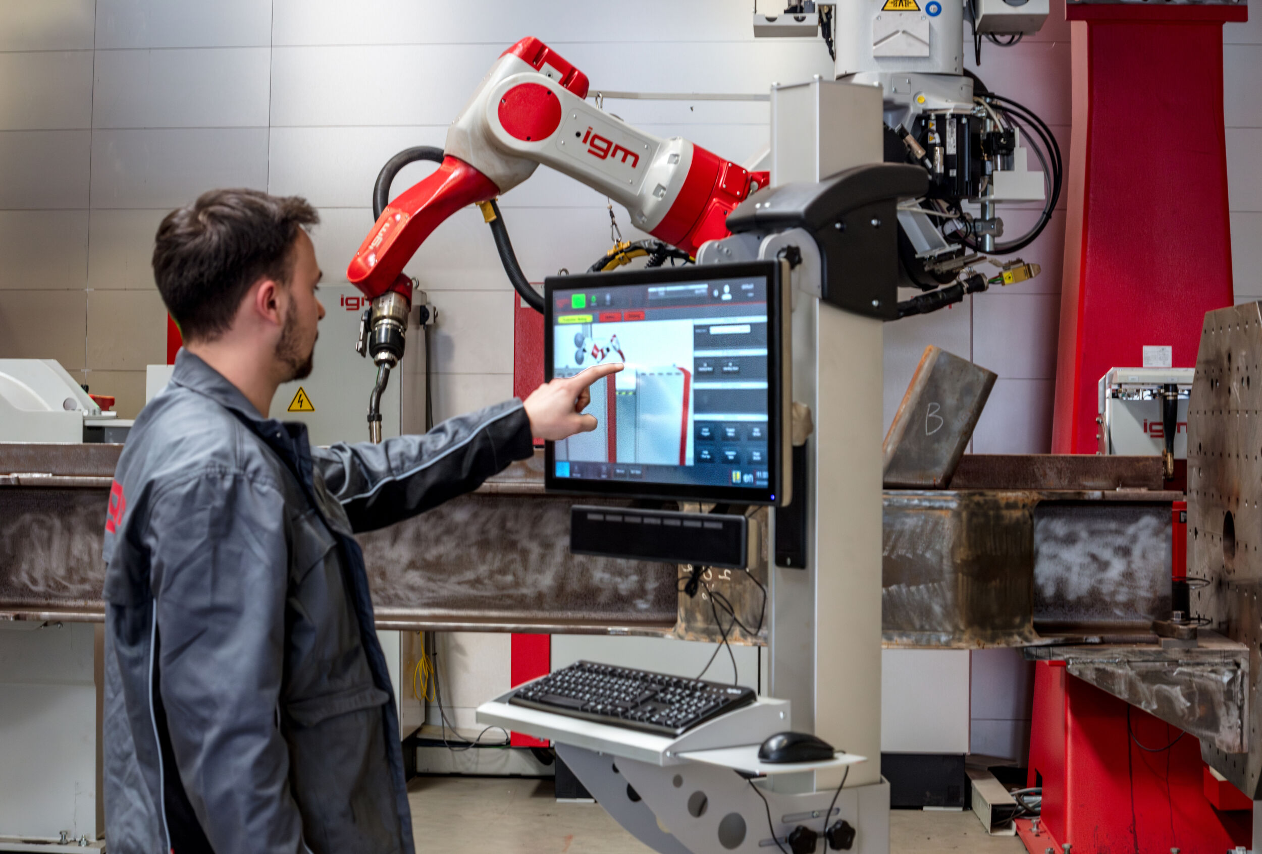 Die Bedienung der Anlage erfolgt am Bildschirm mit dem digitalen Zwilling.