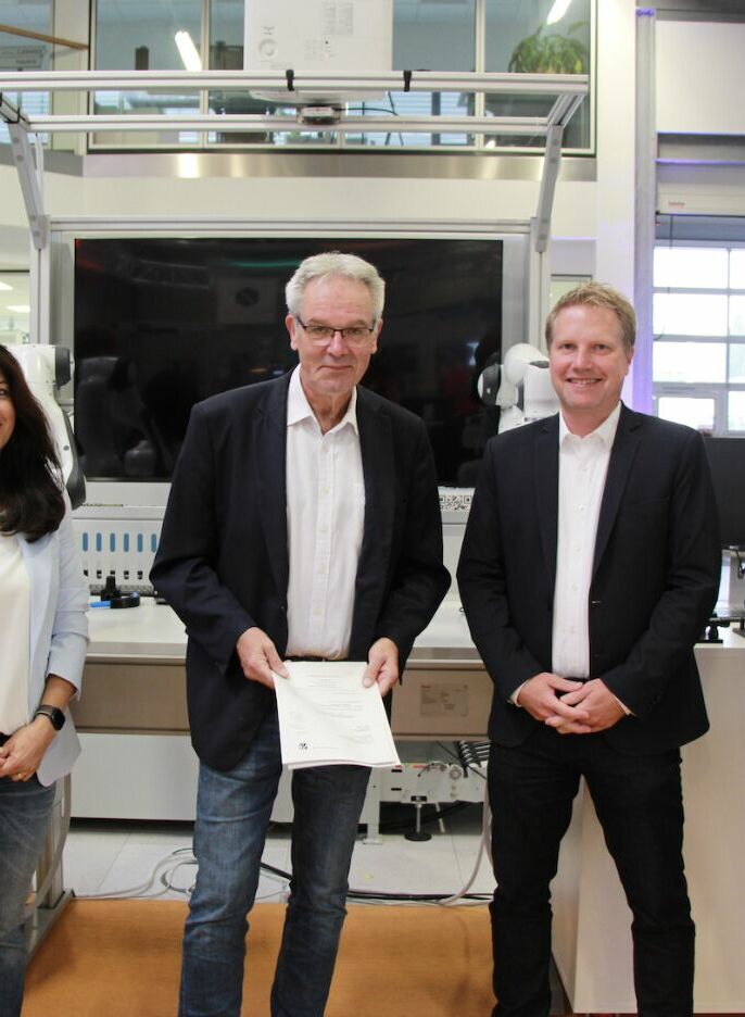 Gemeinsam für eine starke Region (v.li.): Prof. Dr.-Ing. Ulrich Rückert, Prorektor für Digitalisierung und Dateninfrastruktur der Universität Bielefeld, Dr. Sahar Deppe, Gruppenleiterin Assistenzsysteme am Fraunhofer-Institut, Josef Wegener, zuständiger Hauptdezernent der Bezirks-regierung Detmold, Dr. Sebastian Wrede, Leitung der AG Cognitive Systems Engineering an der Universität Biele-feld und Senior Researcher bei Fraunhofer in Lemgo und Prof. Dr.-Ing. Jürgen Jasperneite, Direktor des Fraunhofer Instituts in Lemgo.