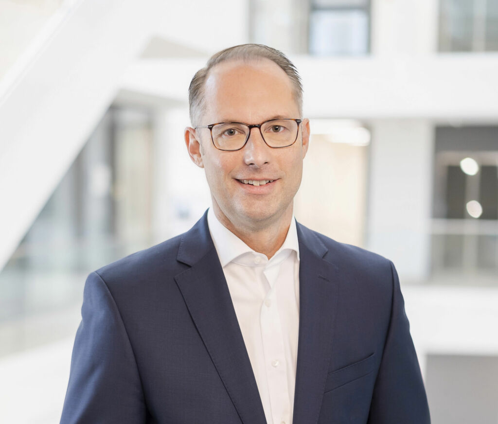 "Wir produzieren in drei Kontinenten und gehen daher davon aus, dass wir auf entsprechende Auswirkungen von potenziellen Zollschranken reagieren k&ouml;nnen."
Christian Wolf
Turck"Wir produzieren in drei Kontinenten und gehen daher davon aus, dass wir auf entsprechende Auswirkungen von potenziellen Zollschranken reagieren k&ouml;nnen."
Christian Wolf
Turck