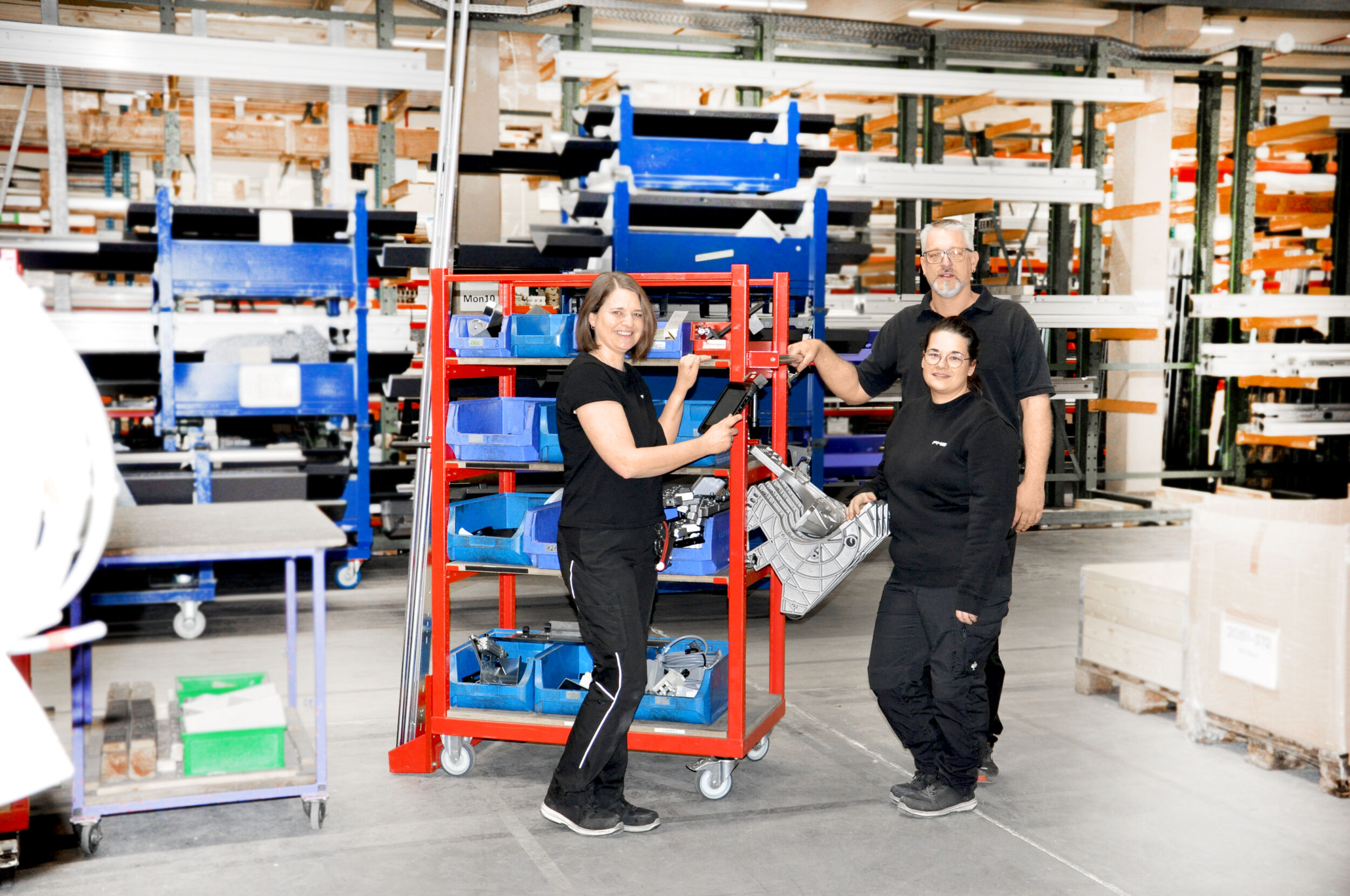 Die Mitarbeiterinnen und Mitarbeiter in der Kommissionierung verbuchen Materialentnahmen via Tablets im ERP-System.