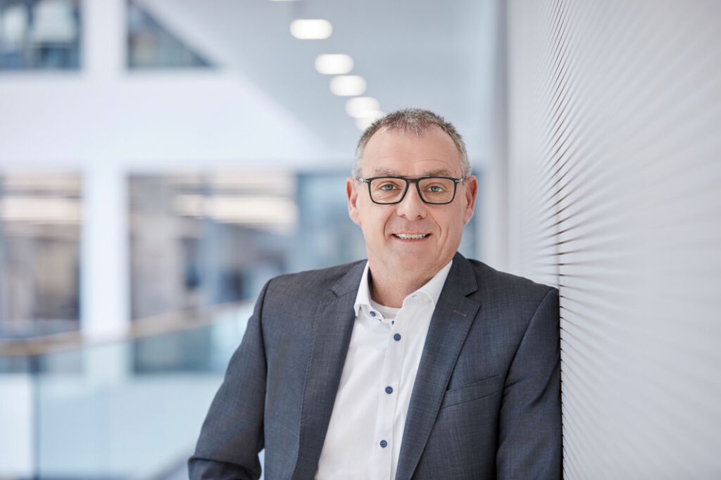 "Bez&uuml;glich des Ende 2027 in Kraft tretenden Cyber Resilience Acts m&uuml;ssen sowohl Anbieter als auch Nutzer/Betreiber bereits in diesem Jahr darauf Antworten finden." Hans-J&uuml;rgen Koch