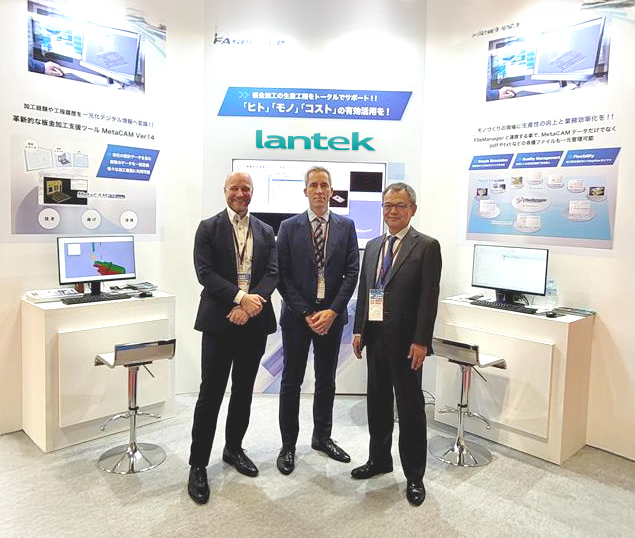 An der Spitze von Lantek Japan: Der Leiter des Landesbüros Andre Mahl (links) und Jun Yoshida, Kaufmännischer Leiter (rechts), mit Lantek-CEO Alberto López de Biñaspre