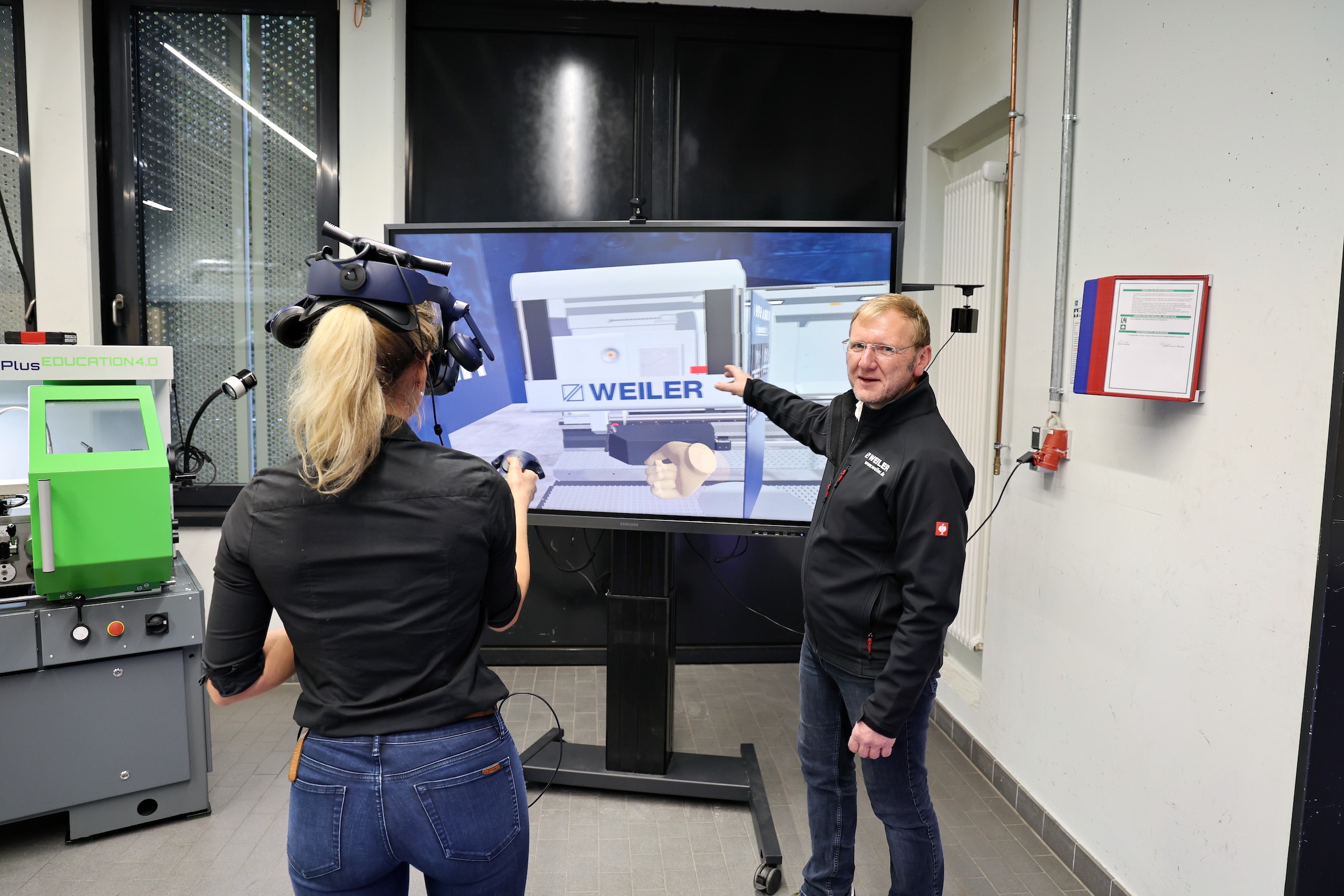 Mittels VR-Brille gewinnen Besucher auf der Didacta einen anschaulichen Eindruck der Dreh- und Fräsmaschinen.