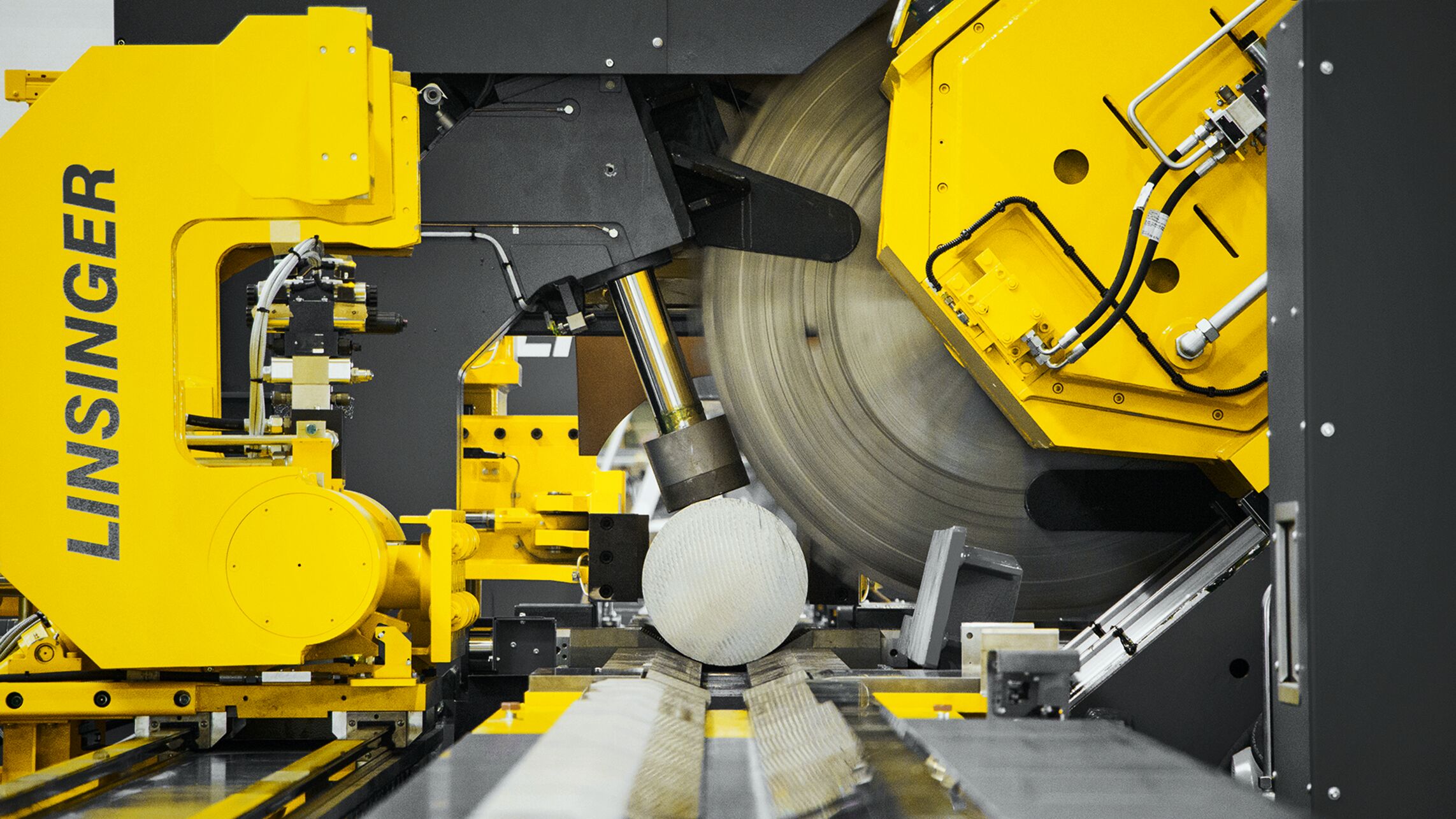 Maschine und Werkzeug
aus einer Hand