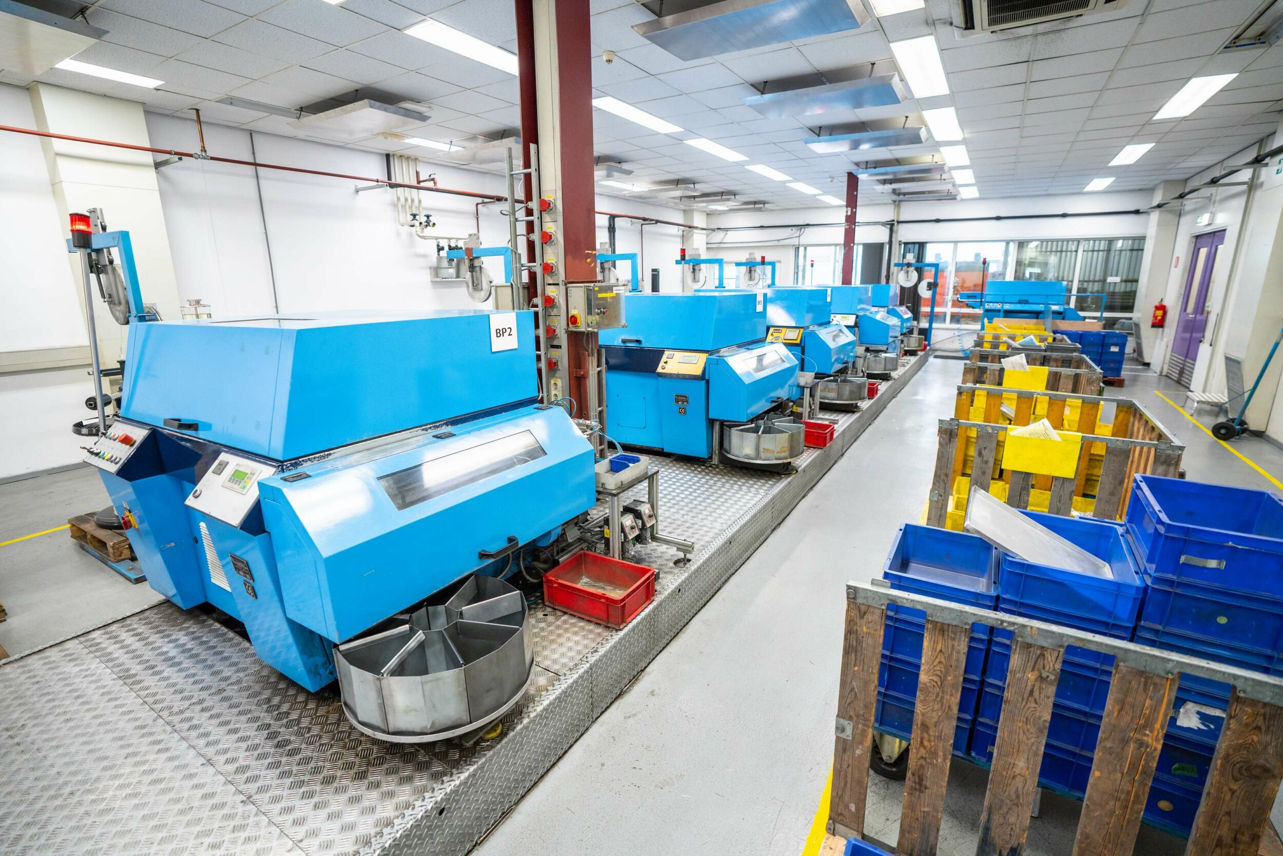 Einer der Maschinensäle von KeyTec Netherlands in Sittard mit Werkzeugmaschinen zur Herstellung von Metallstiften für die Batterieproduktion.