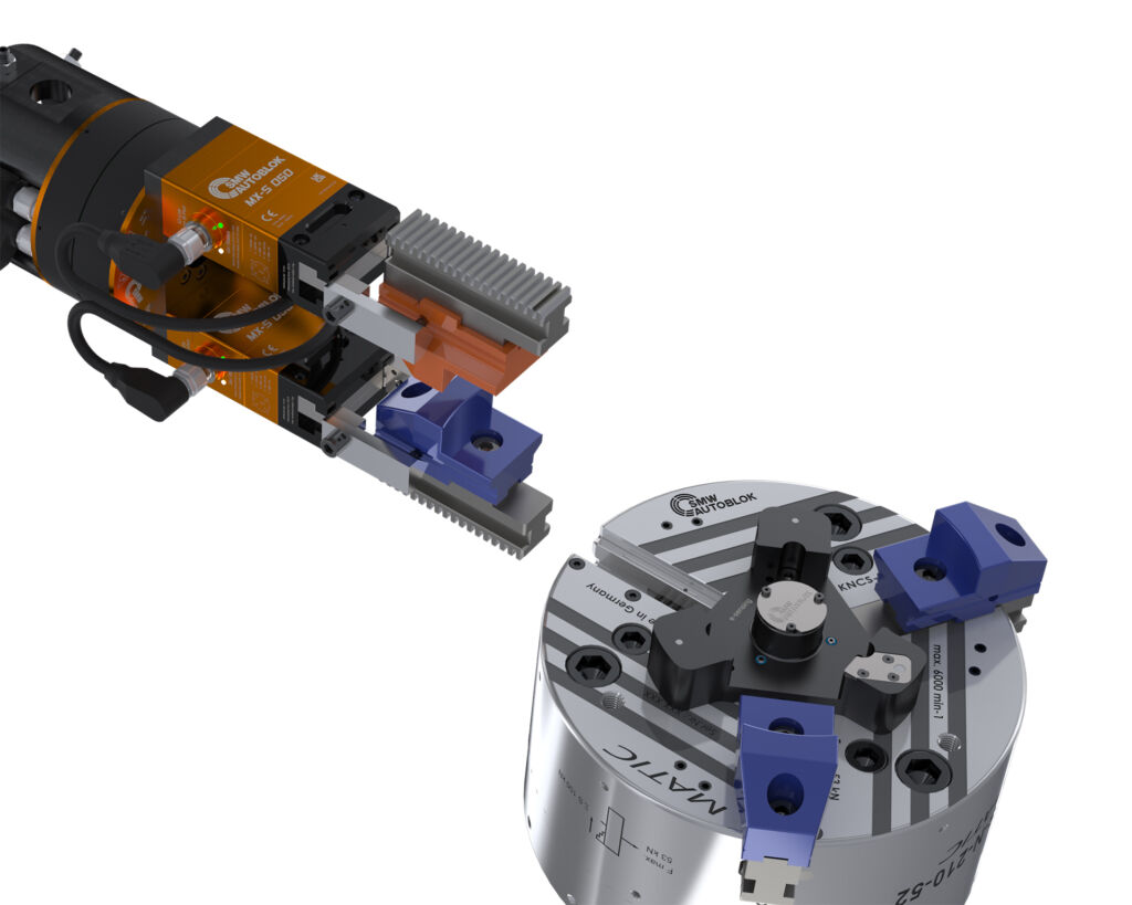 SMW-Autoblok ermöglicht mit dem Kraftspannfutter KNCS-matic den automatischen Backenschnellwechsel durch einen konventionellen Industrieroboter, hier ausgestattet mit einer Greifeinheit aus zwei mechatronischen Greifern des Typs MX-S und dem induktiven Koppelsystem F100.
